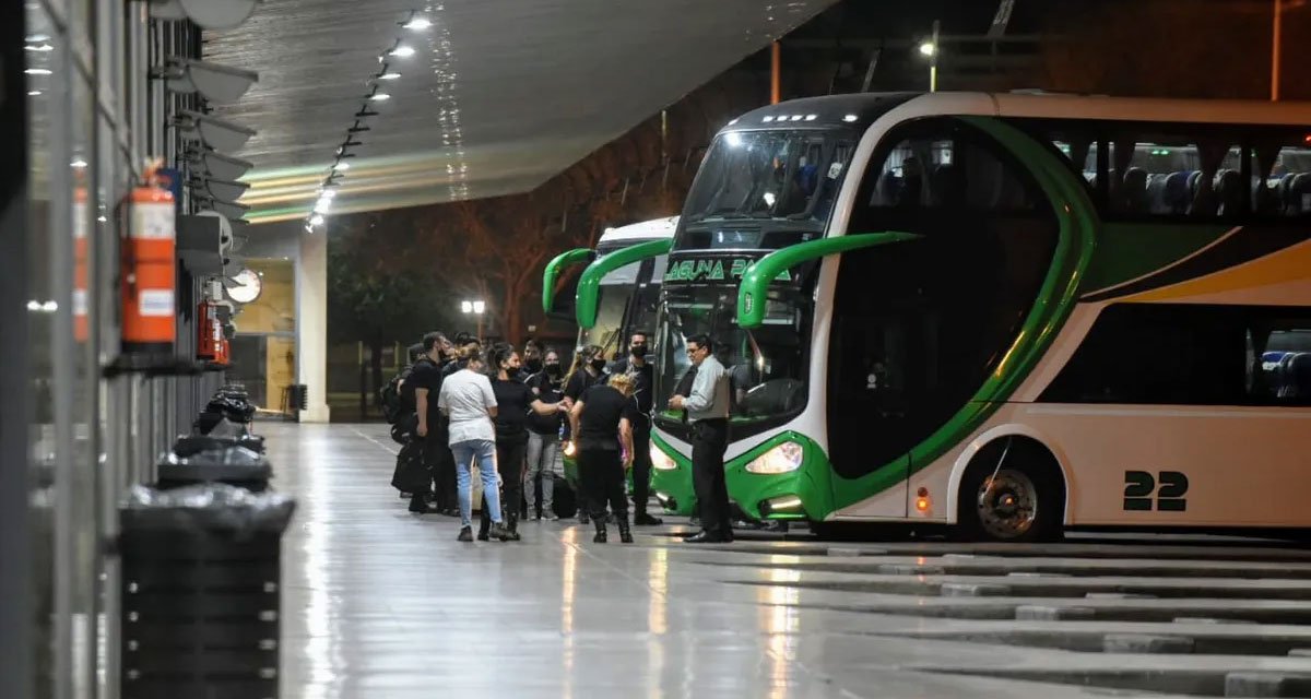 Niños y menores viajando en micro de larga distancia en Argentina